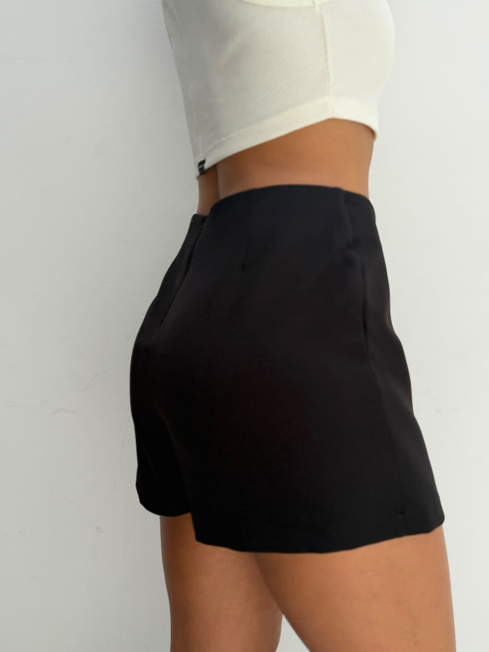Falda short Laurence tira de ajuste lateral con pico al frente - Negro