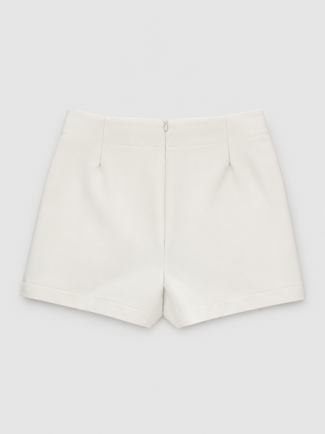 Falda short Laurence tira de ajuste lateral con pico al frente - Marfil