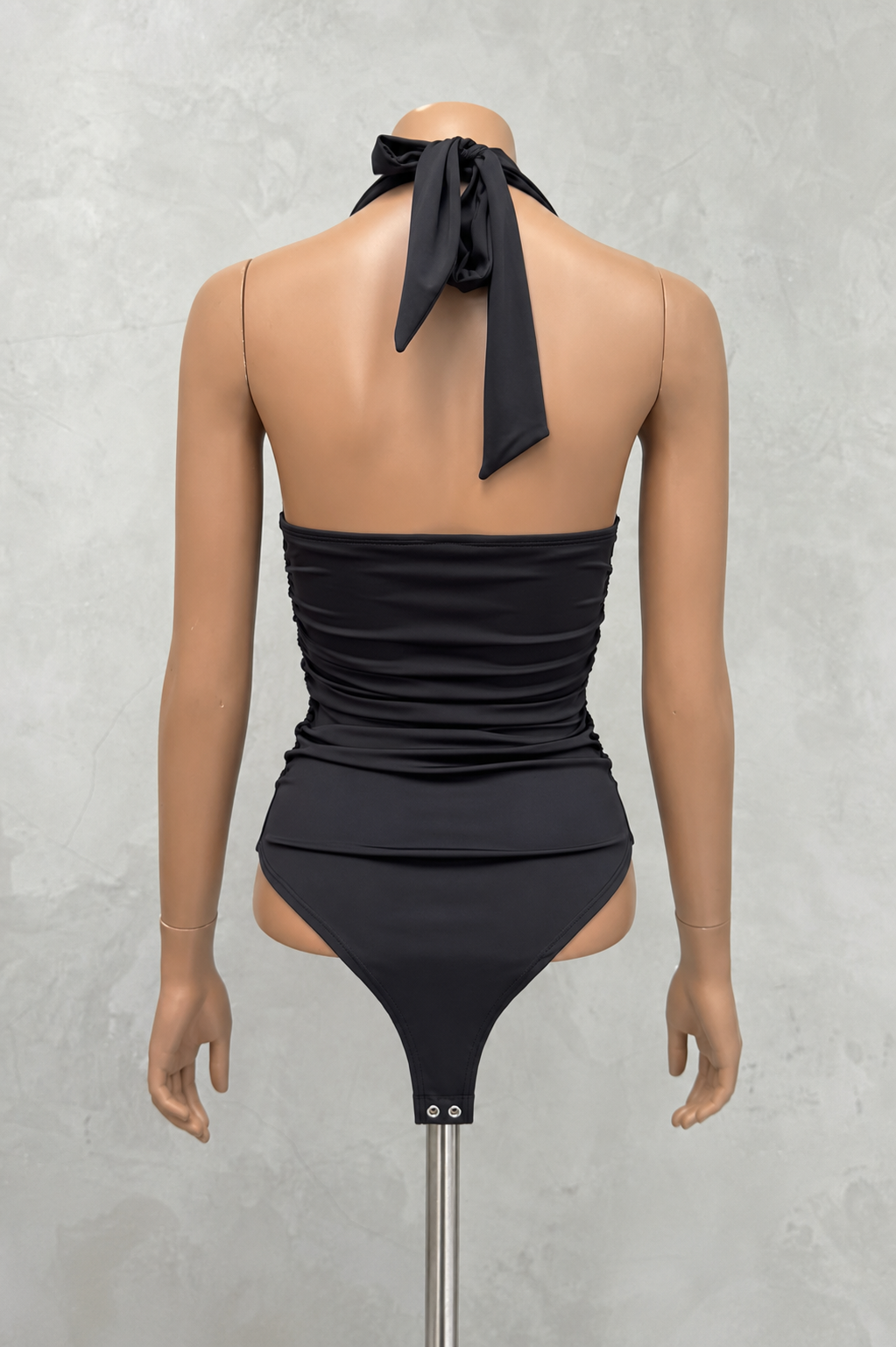 Blusa Bellamy body escote profundo herraje v de amarre en cuello - negro