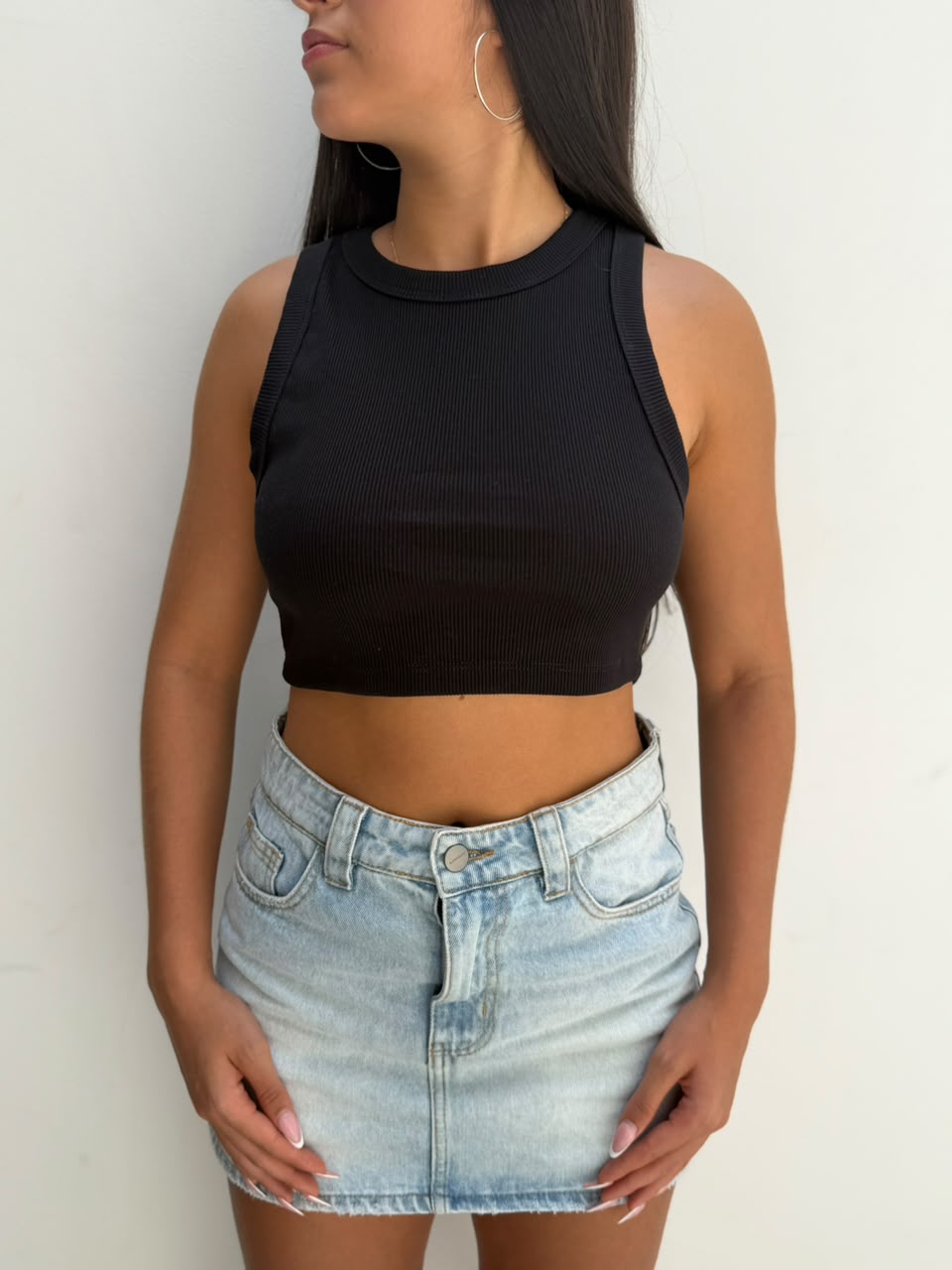 Blusa Kins croptop mini básica sisa - Negro