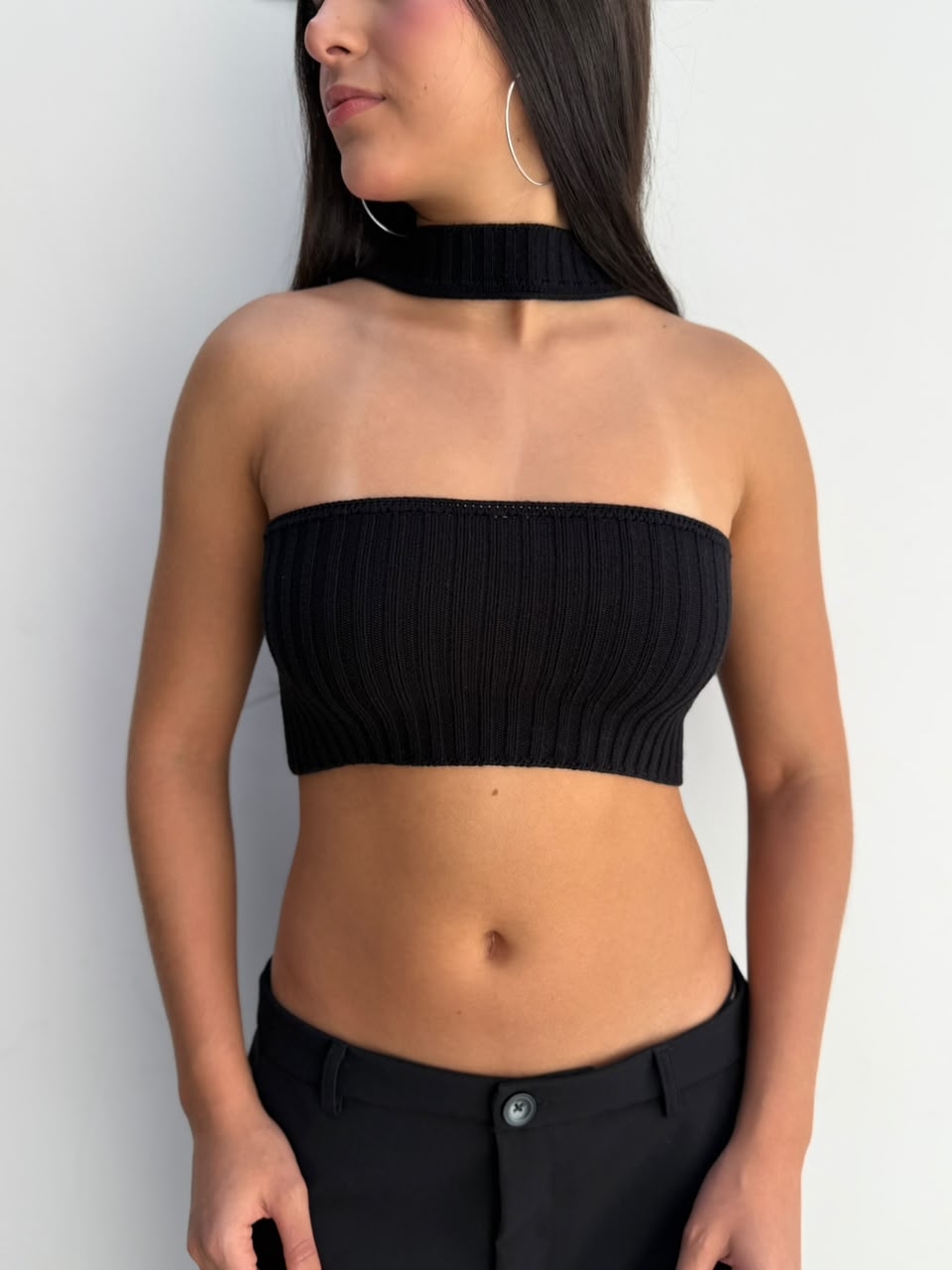 Blusa Kalvin straple tejido con cuello tira - Negro