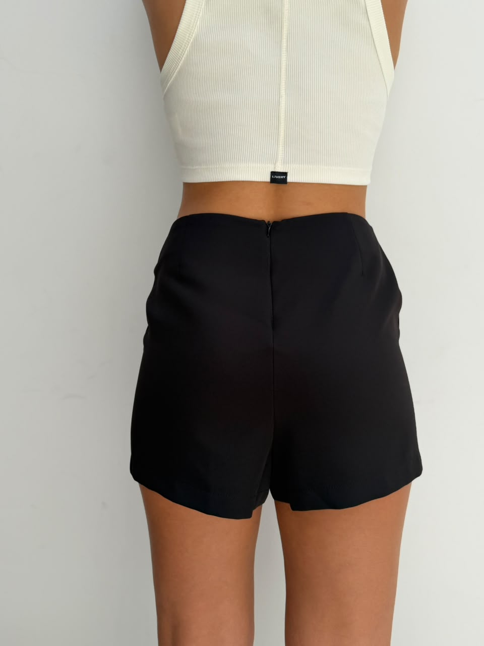 Falda short Laurence tira de ajuste lateral con pico al frente - Negro