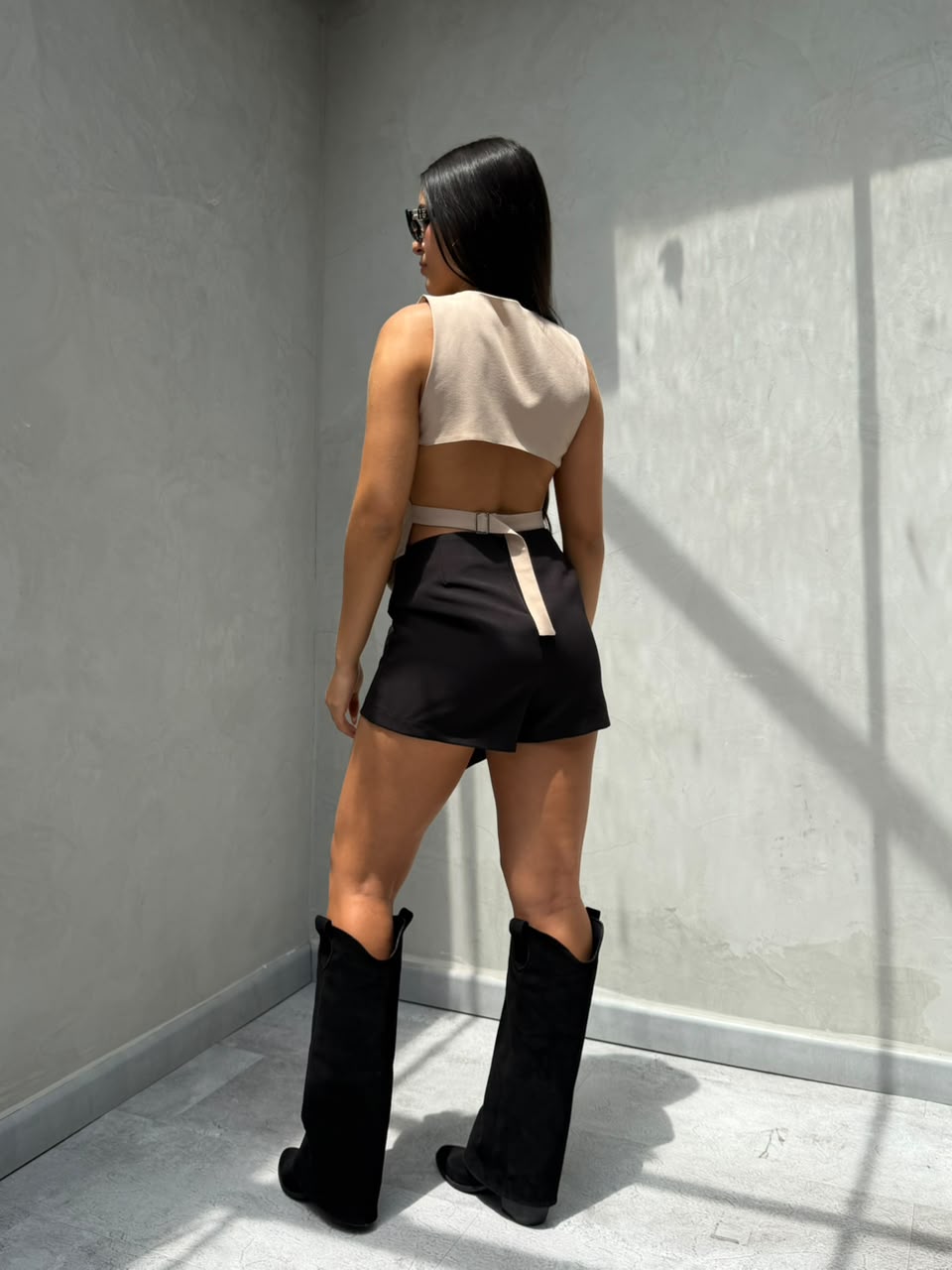 Falda short Laurence tira de ajuste lateral con pico al frente - Negro