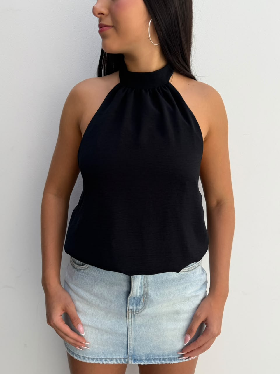 Blusa Theo cuello halter resortada en espalda - Negro