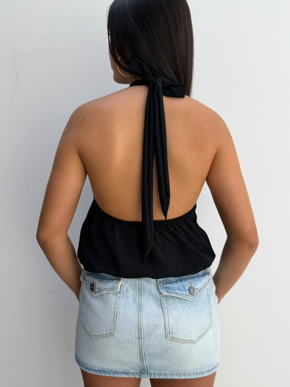 Blusa Theo cuello halter resortada en espalda - Negro